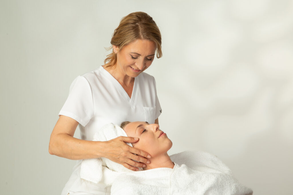 Tatjana Vukas führt eine manuelle Gesichtsbehandlung durch – Anti-Aging-Kosmetik in Wien